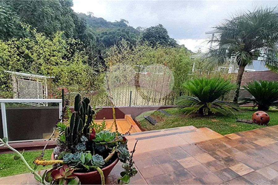Casa à venda com 3 quartos, sendo 1 suíte, no condomínio Suíça da Cantareira, Mairiporã - SP