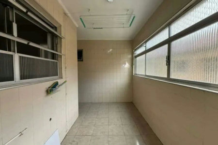 Apartamento 2 dormitórios + dependência, 1 vaga demarcada, no Campo Grande, Santos