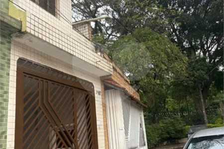 São Paulo - Capital - Bairro Santa Cruz - R4 495.000,00 - Aceita permuta por imóvel na cidade de Indaiatuba- Sp - Sobrado em rua residencial sem saída e com praça particular. O imóvel possui 2 quartos — 1 suíte com dois ambientes e acesso a hall externo. Sala ampla, cozinha com dois ambientes