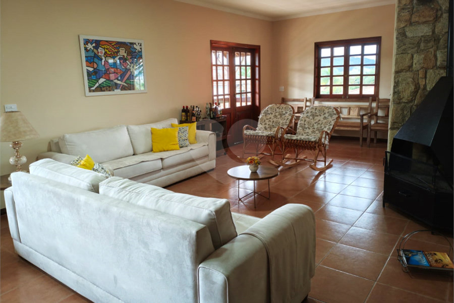 Casa à venda com 4 quartos, sendo 2 suítes,  em Country Residencial Felix, Bom Jesus dos Perdões, SP