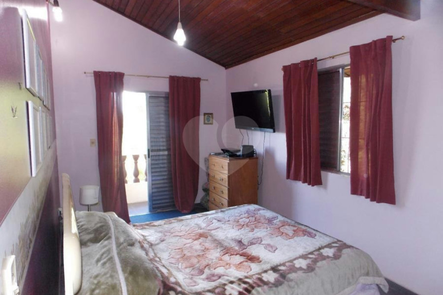 Sobrado à venda com 6 quartos, sendo 4 suítes, em Parque Petrópolis, Mairiporã, SP