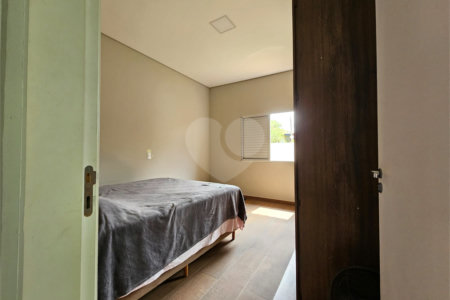 Casa à venda com 4 quartos, sendo 1 suíte,  no condomínio Jardim Shangri-lá, Atibaia - SP