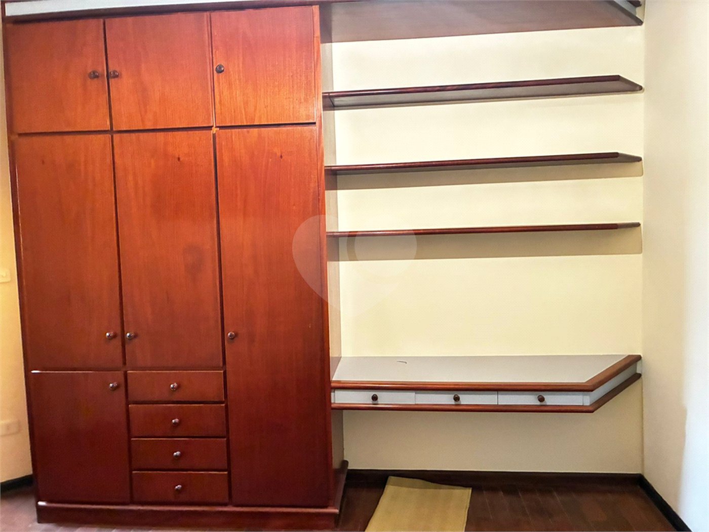 Sobrado para alugar com 4 quartos, sendo 2 suítes,  no Centro, Três Lagoas, MS