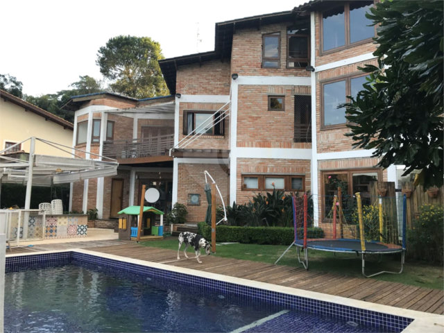 Casa à venda com 4 quartos, sendo 3 suítes,  no condomínio Alpes da Cantareira, Mairiporã - SP