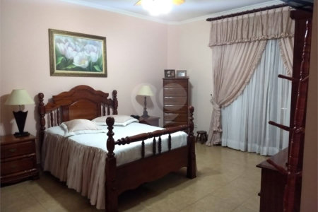 Casa à venda com 4 quartos, sendo 2 suítes, em Vila Petrópolis, Atibaia, SP