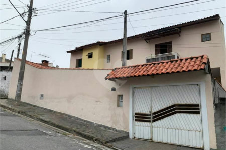Sobrado à venda com 3 quartos, sendo 1 suíte, em Vila São Paulo, Mogi das Cruzes, SP