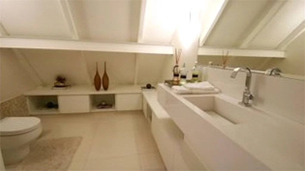 Sobrado à venda com 4 quartos, sendo 3 suítes, em Paraíso do Morumbi, São Paulo, SP