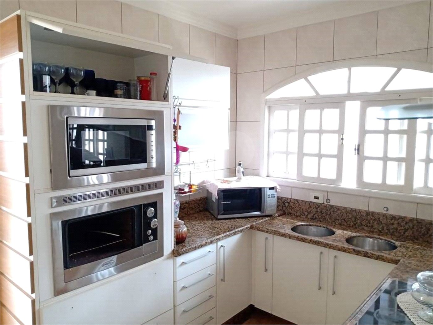 Sobrado à venda com 3 quartos, sendo 2 suítes, em Vila Rea, Poá, SP
