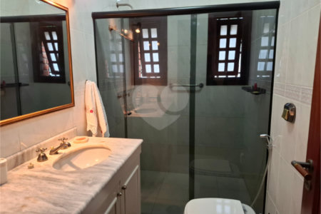 Sobrado à venda com 4 quartos, sendo 2 suítes,  em Jardim Leonor, São Paulo, SP