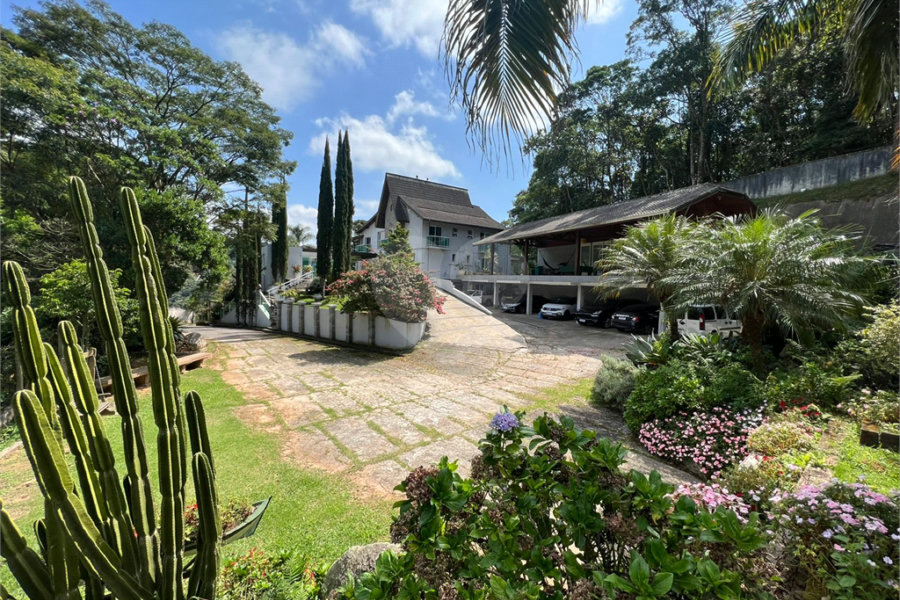 Casa à venda com 6 quartos, sendo 5 suítes, no condomínio Alpes da Cantareira, Mairiporã - SP