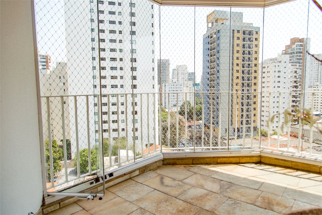 Apartamento à venda com 3 suítes em Moema, São Paulo, SP