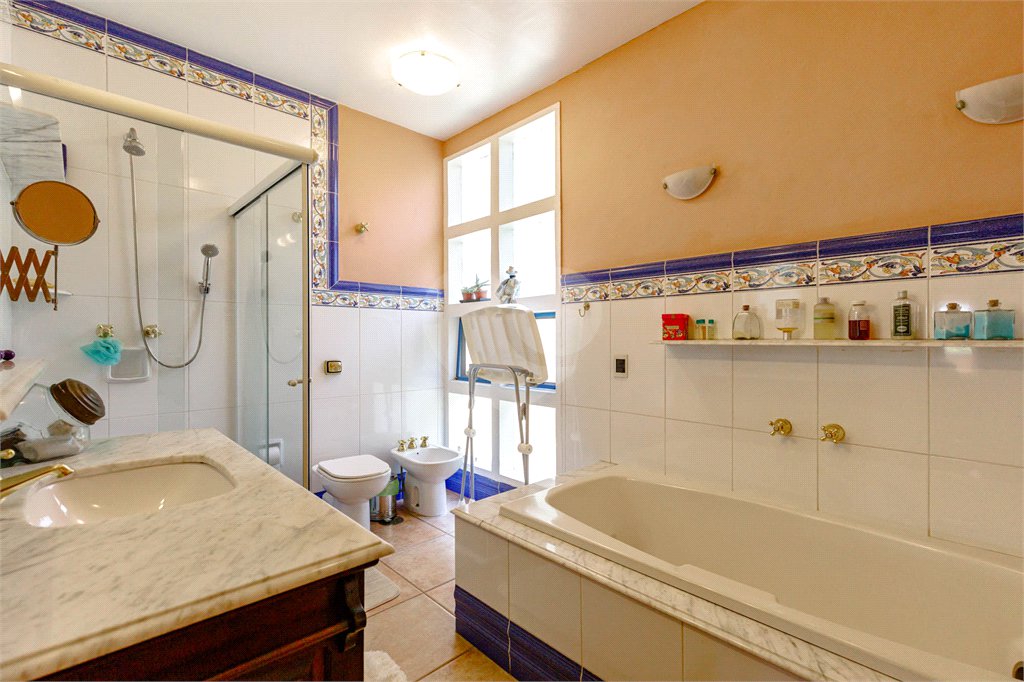 Casa à venda com 4 quartos, sendo 2 suítes, em Jardim Everest, São Paulo, SP