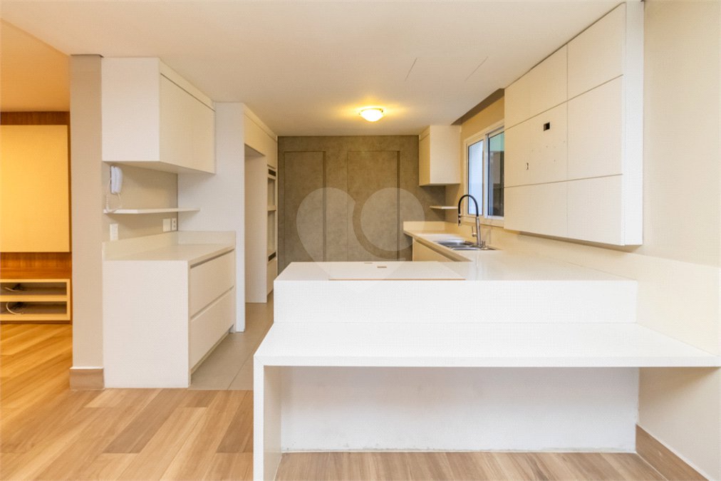 Casa à venda com 4 quartos, sendo 3 suítes, no condomínio Village Place, São Paulo - SP