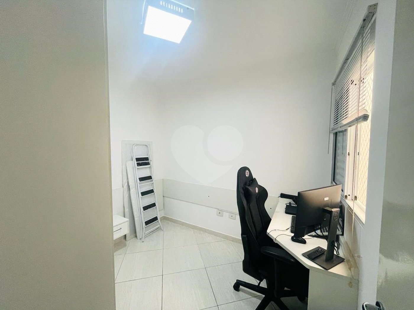 Casa à venda com 3 quartos, sendo 1 suíte,  no condomínio Rafaela I, São Paulo - SP