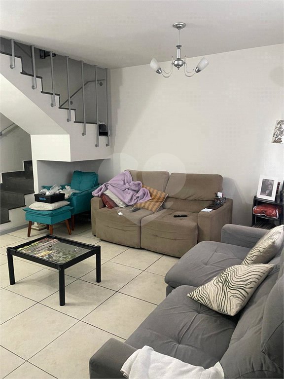 Casa à venda com 3 quartos, sendo 1 suíte, no condomínio Serranos, São Paulo - SP