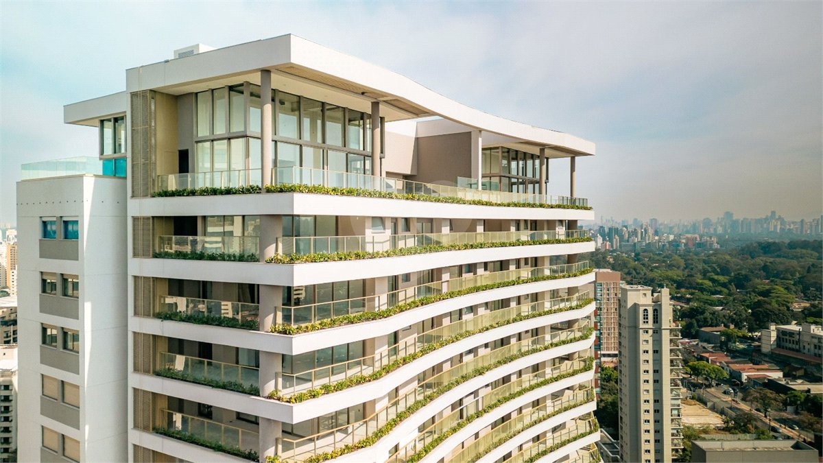 Apartamento à venda com 3 suítes em Moema, São Paulo, SP
