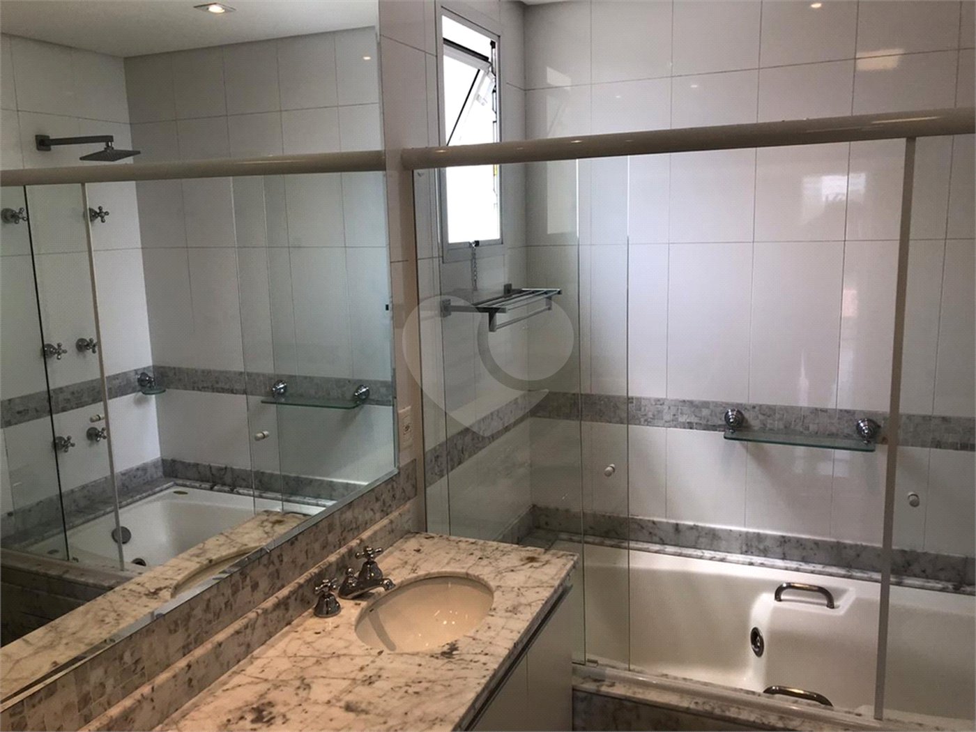 Apto 220 metros no Campo Belo. varanda, 5 vagas, 3 suítes. Visite