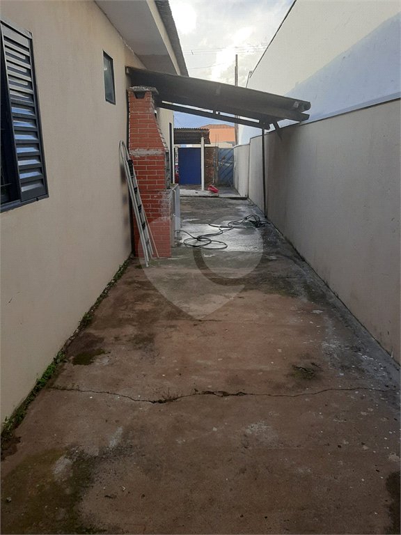 Casa térrea com 2 dormitórios.