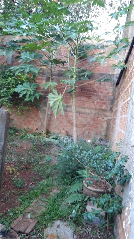 Casa Térrea com 3 dormitórios, sendo 1 suíte.