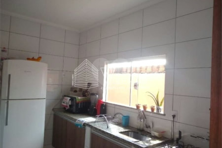 Casa Térrea com 3 dormitórios, sendo 1 suíte.