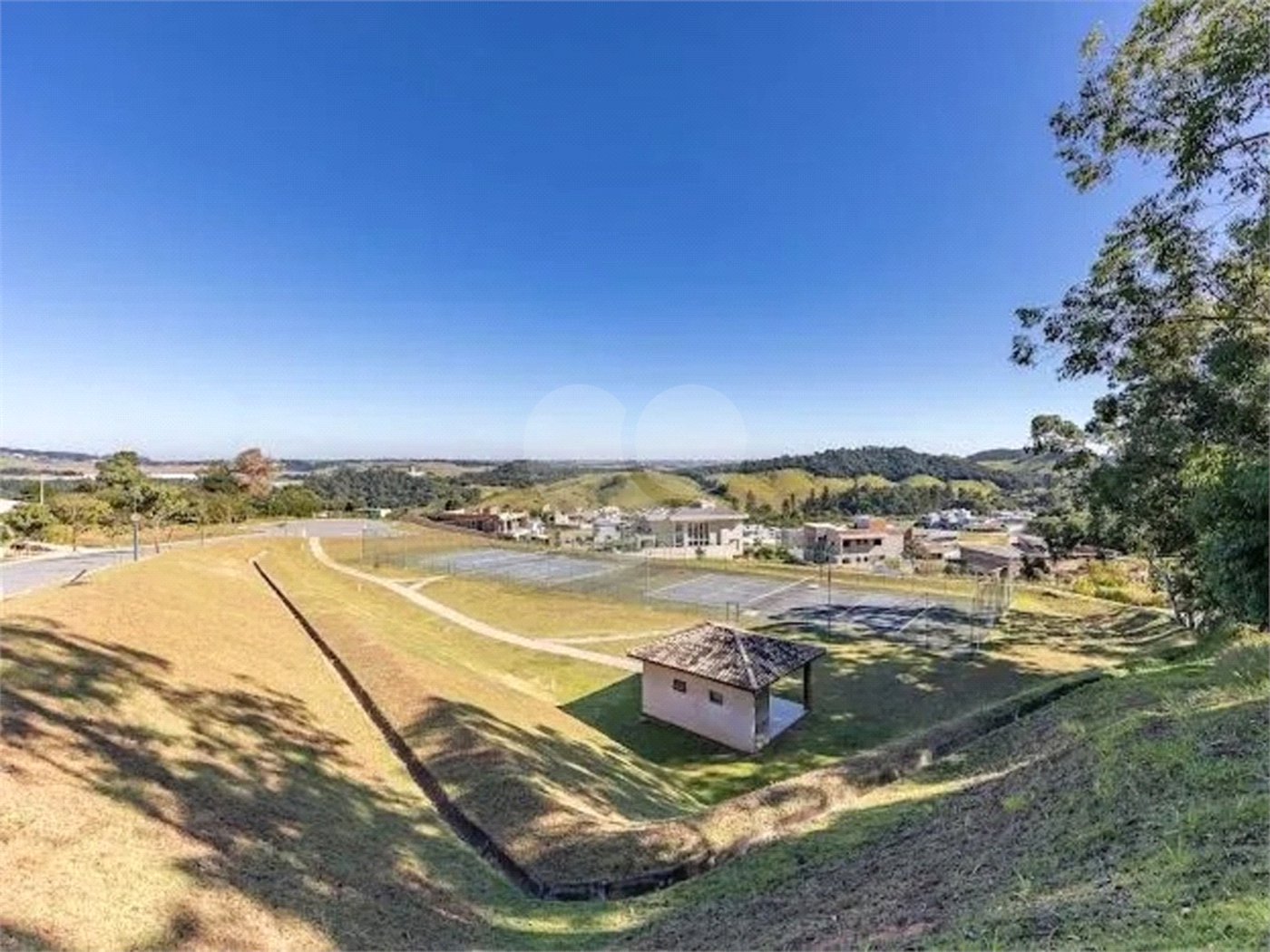 Casa à venda com 3 quartos, sendo 2 suítes,  no condomínio Arboretum, Vinhedo - SP