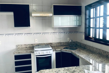 Sobrado à venda com 4 quartos, sendo 2 suítes,  em Vila Oliveira, Mogi das Cruzes, SP
