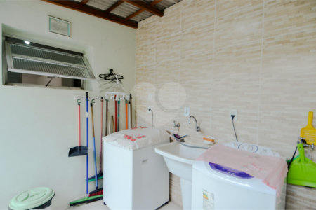 Casa à venda com 4 quartos, sendo 1 suíte, em Jardim Nova Taboão, Guarulhos, SP