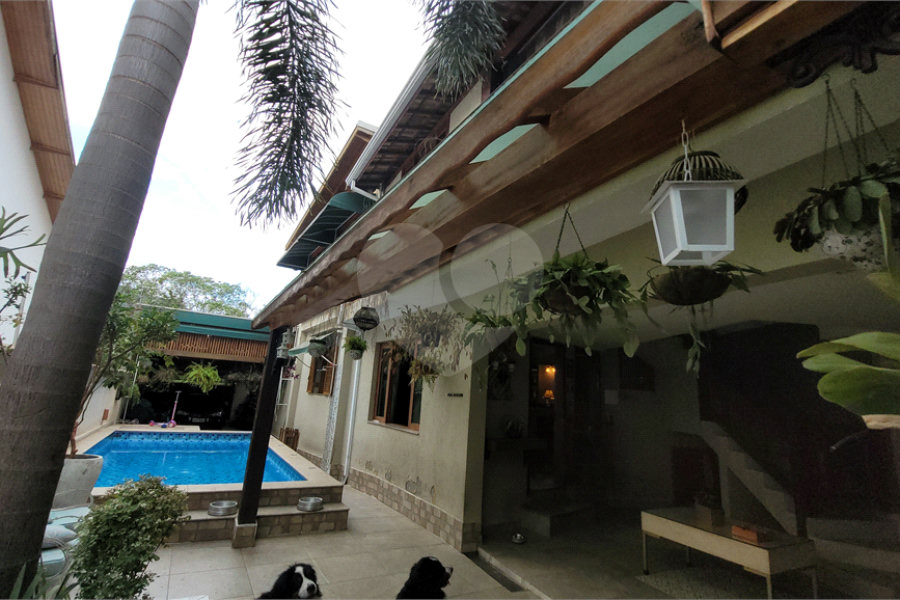 Sobrado à venda com 4 quartos, sendo 2 suítes, no Centro, Mairiporã, SP