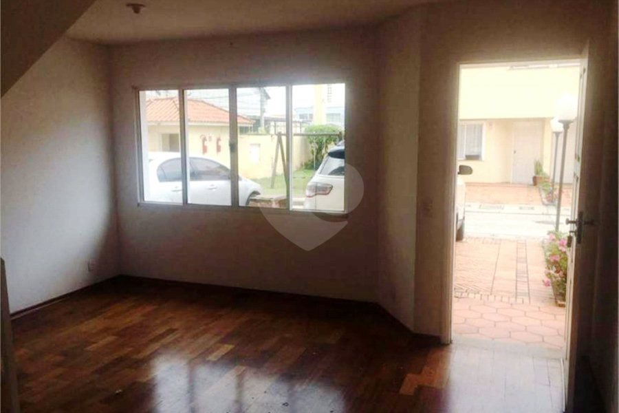 Casa à venda com 3 quartos, sendo 1 suíte, no condomínio Vila das Macieiras, São Paulo - SP