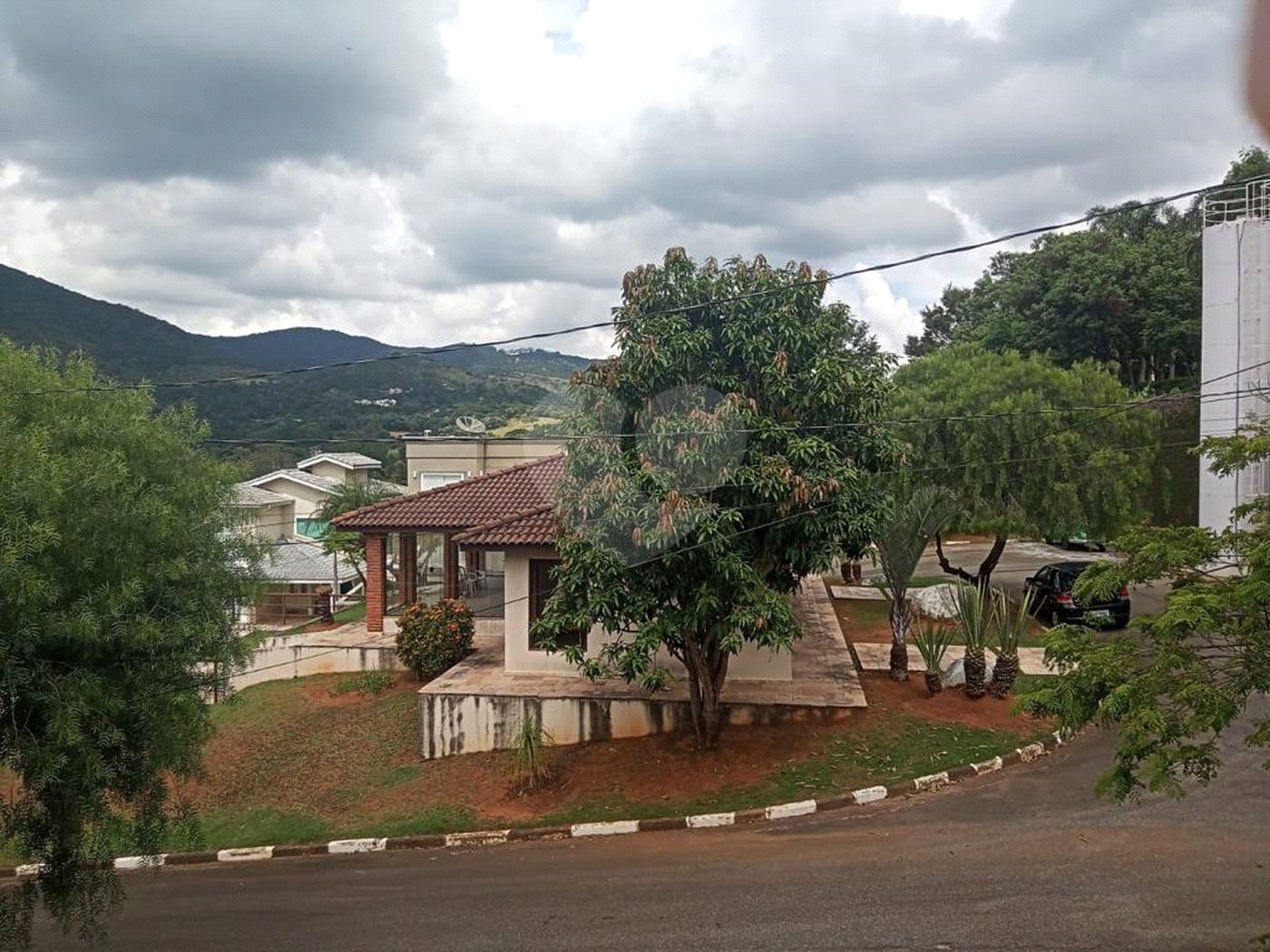 Casa à venda com 4 quartos, sendo 3 suítes, no condomínio Refúgio do Sauá I, Atibaia - SP