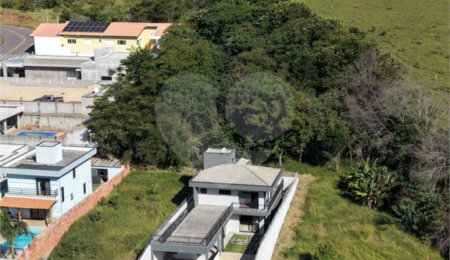 Sobrado à venda com 3 quartos, sendo 1 suíte,  em Loteamento Parque Residencial Serras de Atibaia II, Atibaia, SP