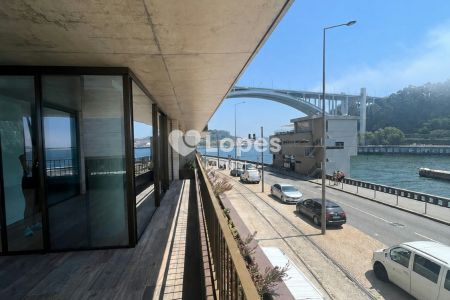 Apartamento T4 à venda em Lordelo do Ouro, Porto, Portugal – 240 m²