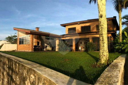 Casa à venda com 6 quartos, sendo 4 suítes,  em Maranduba, Ubatuba, SP