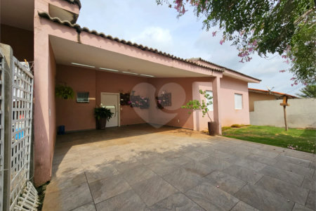 Casa à venda com 4 quartos, sendo 1 suíte,  no condomínio Jardim Shangri-lá, Atibaia - SP