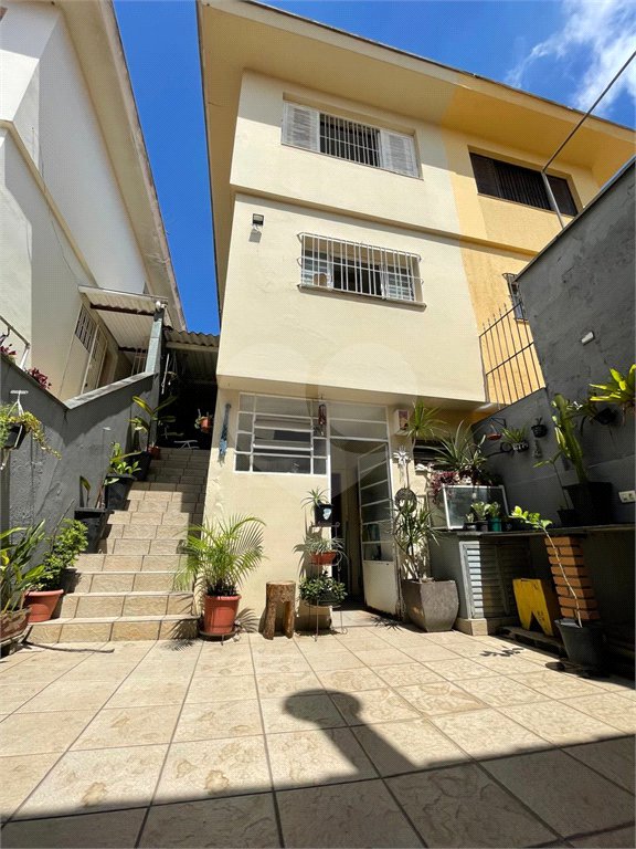 Sobrado de 120m² com 2 dormitórios, 2 vagas de garagem e próximo ao aeroporto.
