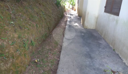 Casa à venda com 4 quartos, sendo 2 suítes, no condomínio Cinco Lagos, Mairiporã - SP