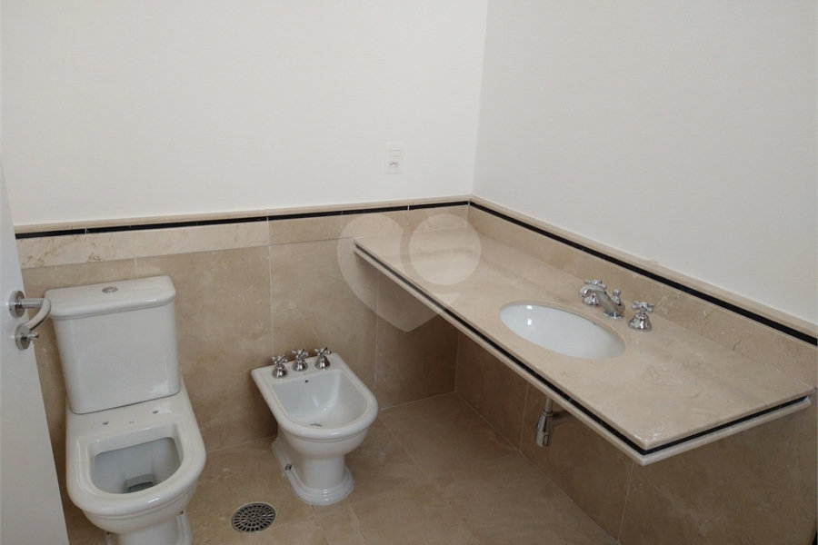 Condomínio de casas de alto padrão em estilo Neoclássico Francês