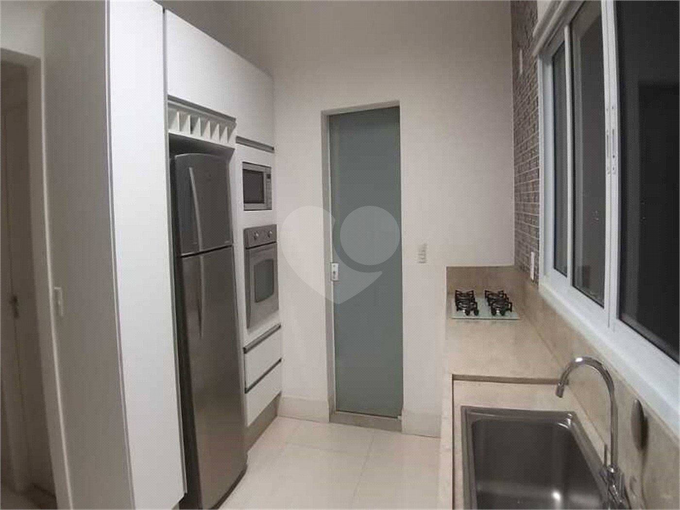 Casa à venda com 5 quartos, sendo 4 suítes, no condomínio Village Saint Charbel, Araçoiaba da Serra - SP