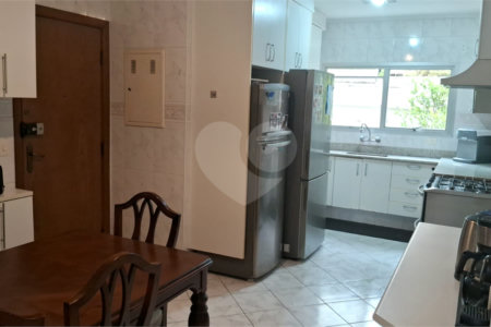 Apartamento a venda na Aclimação com 4 dormitórios e 2 vagas.