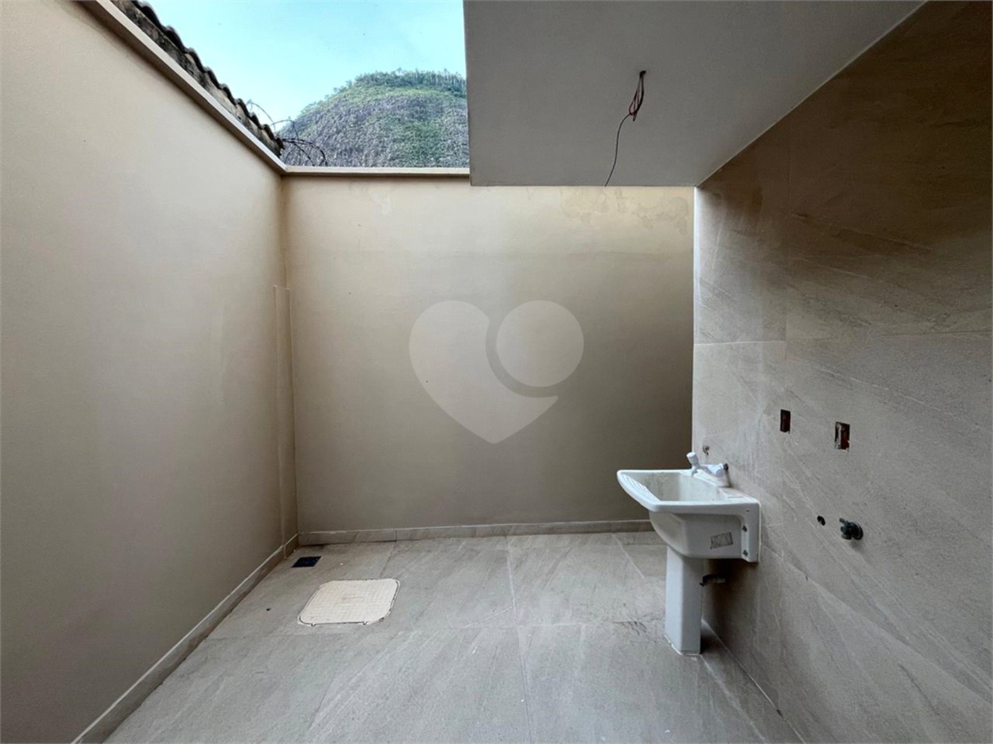 Casa à venda com 4 quartos, sendo 2 suítes, no condomínio Pedra Mar, Rio de Janeiro - RJ