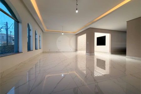 Casa à venda com 5 quartos, sendo 4 suítes, em Vila Rosália, Guarulhos, SP