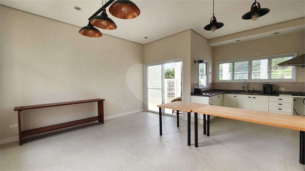 Casa à venda com 5 quartos, sendo 2 suítes, no condomínio Residencial Jardim Primavera, Louveira - SP