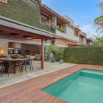 Casa à venda com 4 quartos, sendo 2 suítes, no condomínio Vila Antonieta, São Paulo - SP