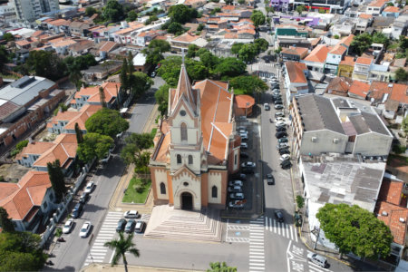 Casa à venda com 4 quartos, sendo 1 suíte, em Jardim Celani, Salto, SP
