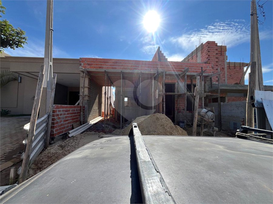 Casa à venda com 2 quartos, sendo 1 suíte,  no condomínio Tivolli, Itapetininga - SP