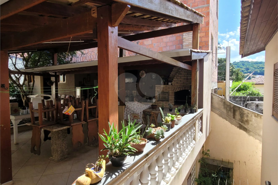 Sobrado à venda com 4 quartos, sendo 3 suítes, em Horto, São Paulo, SP