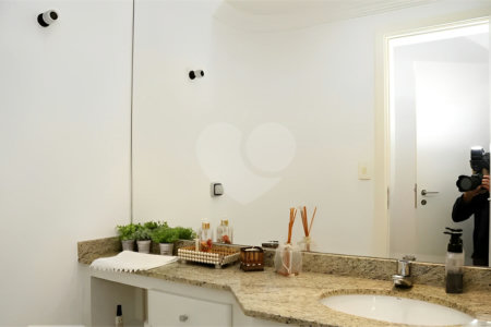 Apartamento à venda com 4 quartos, sendo 3 suítes,  em Real Parque, São Paulo, SP