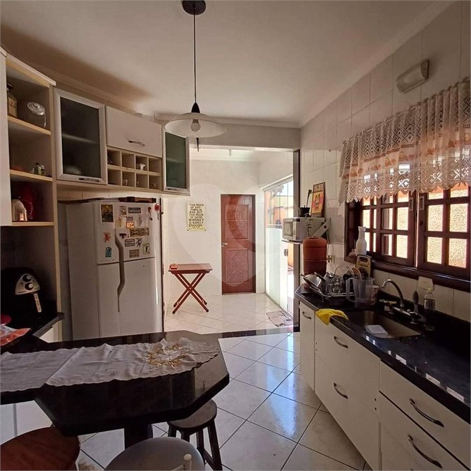 Casa à venda com 4 quartos, sendo 2 suítes,  em Vila Oliveira, Mogi das Cruzes, SP