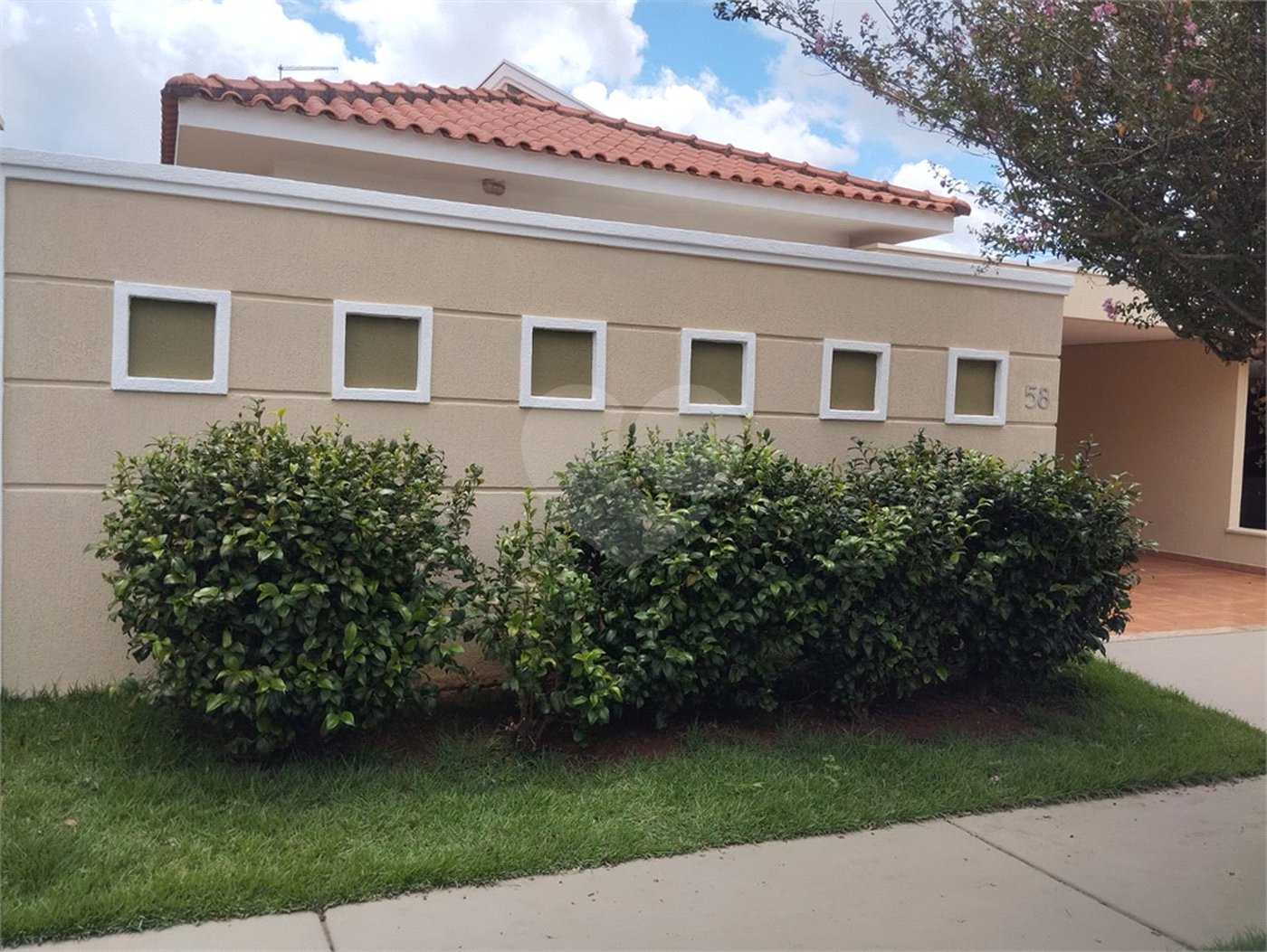 Casa à venda com 3 quartos, sendo 1 suíte,  no condomínio Vila Aracoara, Araraquara - SP