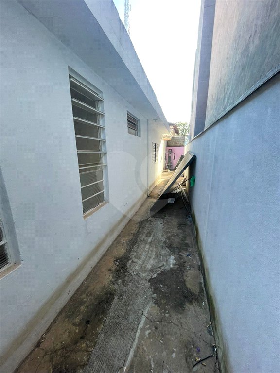 Casa térrea e salão comercial a venda no Jardim Bandeirantes.